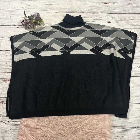 Sweaty Betty Geometric Black Gray Yeti Knit Poncho One Size - Picture 2 of 9